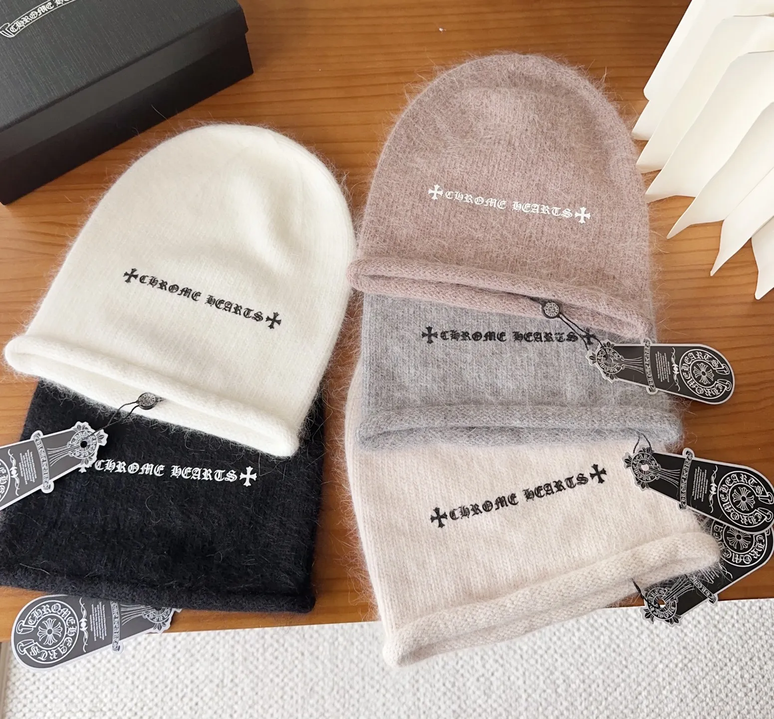 💰50 Crow Heart Autumn and Winter Wool Knitted Beanie This must be a favorite of minimalism. It is clean, neat, fashionable and versatile, and will definitely not be picky about your face shape! A fashionable classic that lasts forever! Fashionable black and white can be purchased together!